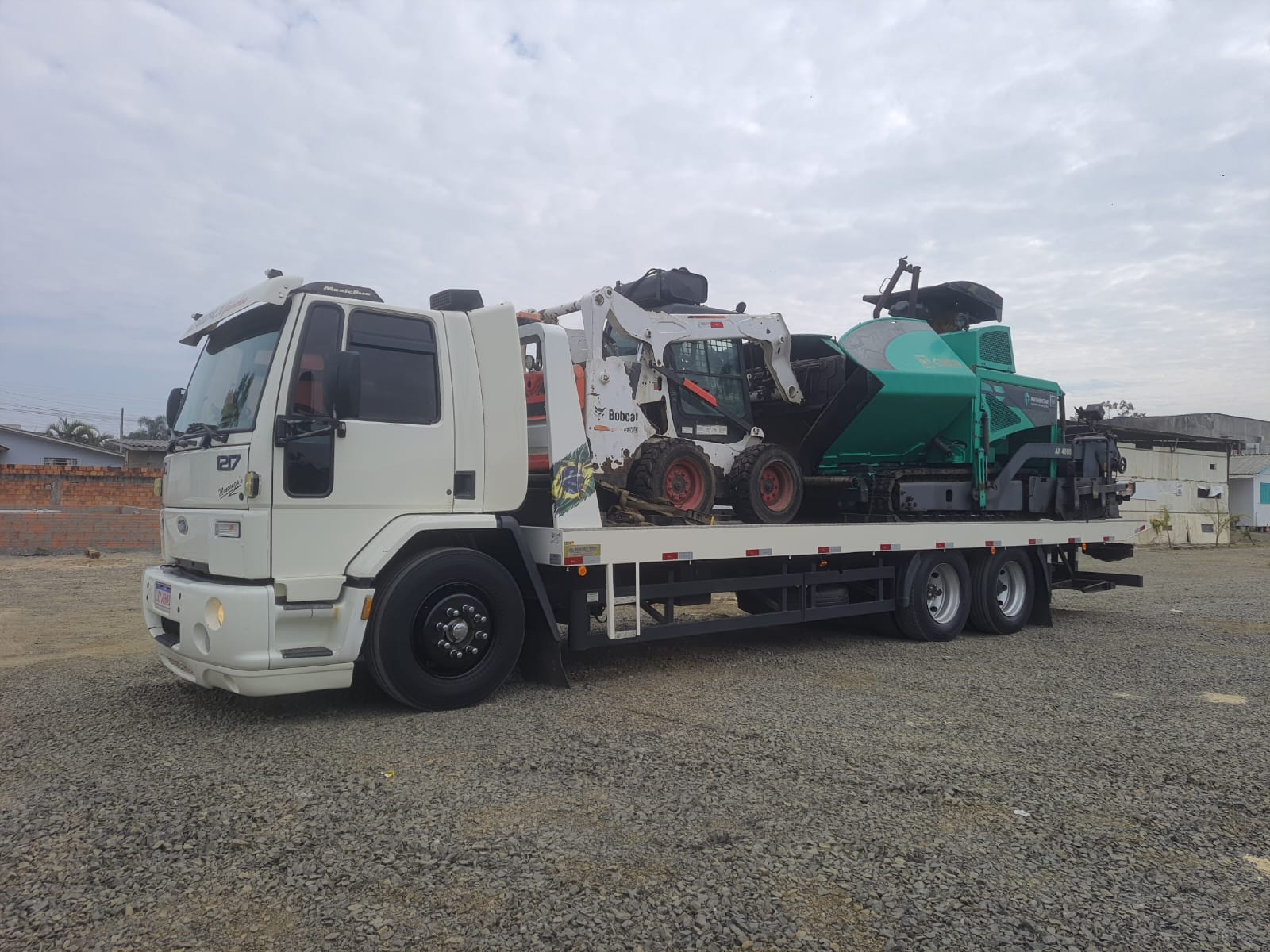 Transporte de máquina em veículo pesado
