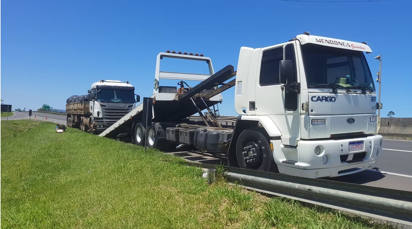 Frota da Mendonça Guinchos preparada para transporte especializado