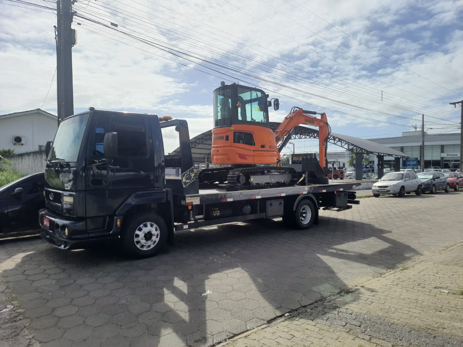 Transporte de máquinas pela Mendonça Guinchos