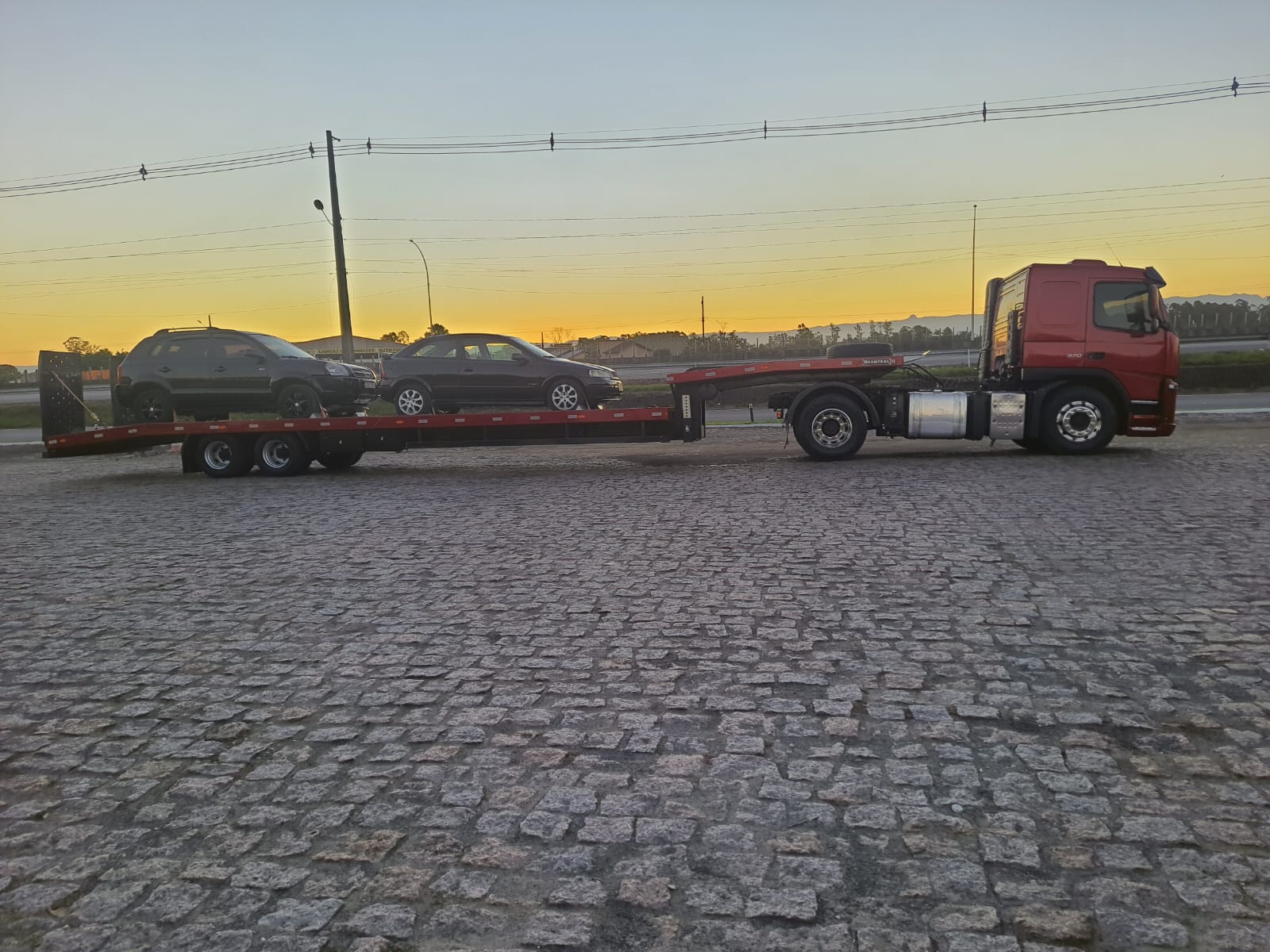 Transporte de veículos leves sobre plataforma rebaixada